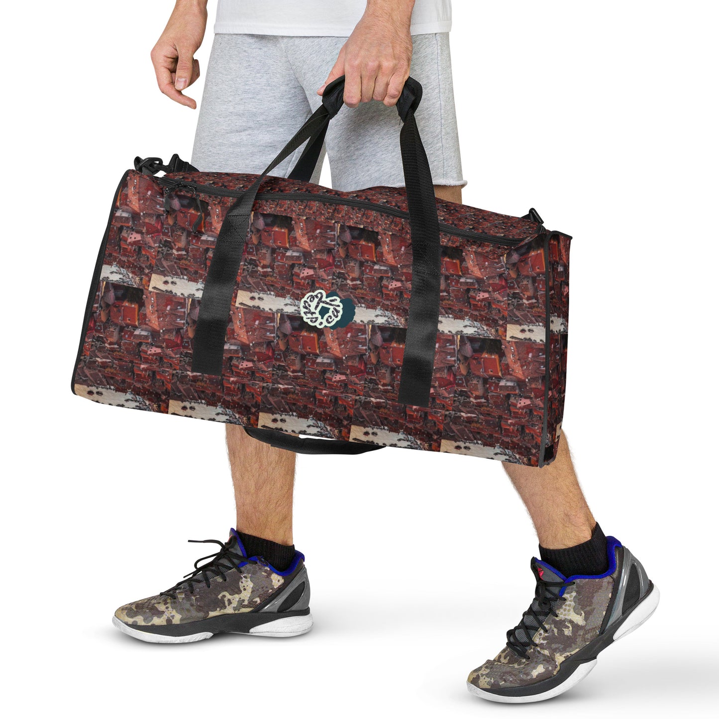BEATS.CALI duffle bag is built to last. Its robust construction, featuring 100% polyester with black interlining, ensures it can handle the demands of your busiest days. With a generous interior space measuring 22" x 11.5" x 11.5", staying organized has never been easier. Utilize the multiple pockets, including a secure zipper pocket, to keep your essentials within reach. our duffle bag ensures stability with T-piping, providing peace of mind as you navigate daily.
