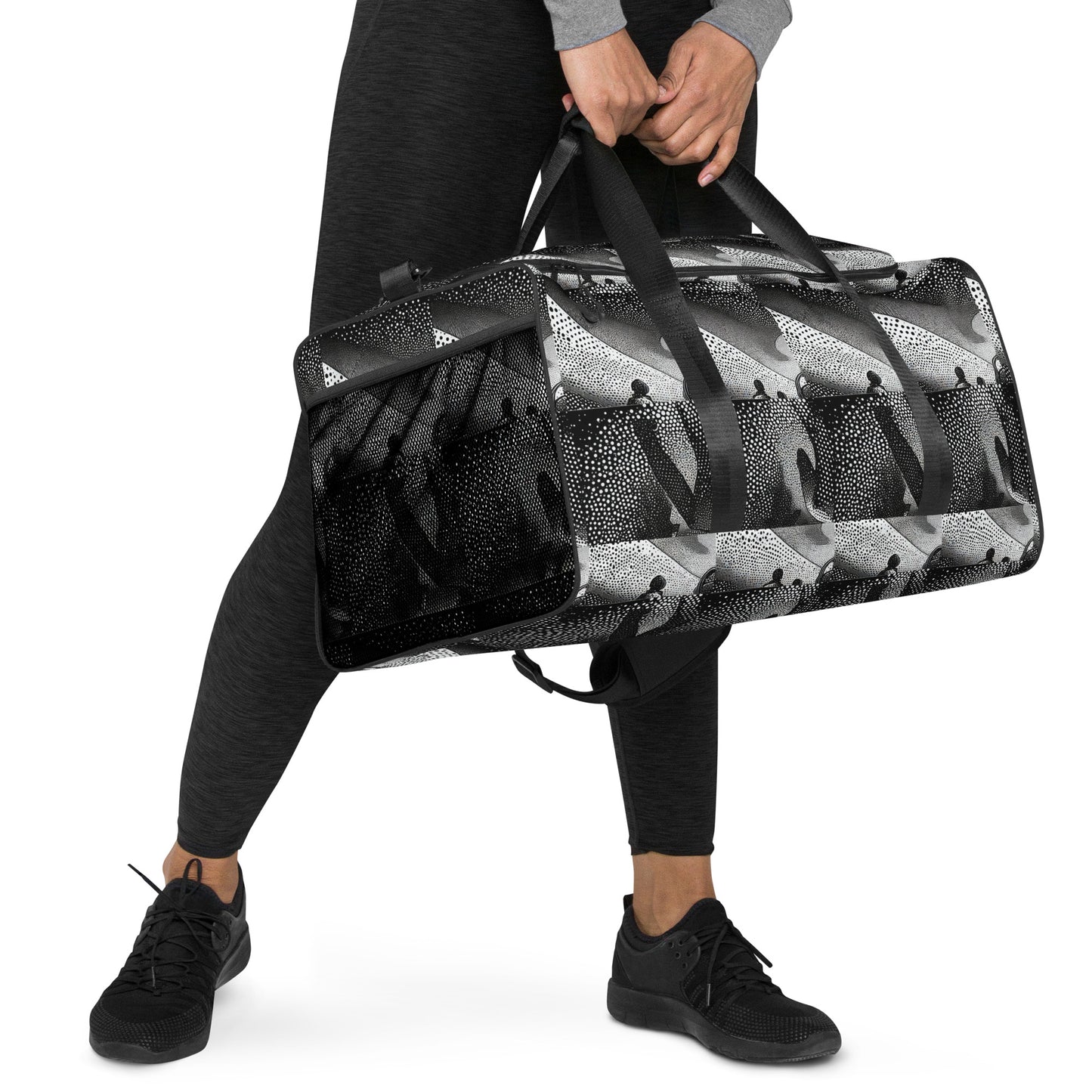 'beats.cali' Duffle Bag as the art-inspired spacious duffle bag has you covered in style and functionality for every occasion. The bag’s shoulder strap is adjustable and removable. Its dual padded handles with Velcro fastening ensures easy carrying. Contents do stay organized and safe with its multiple inside pockets.