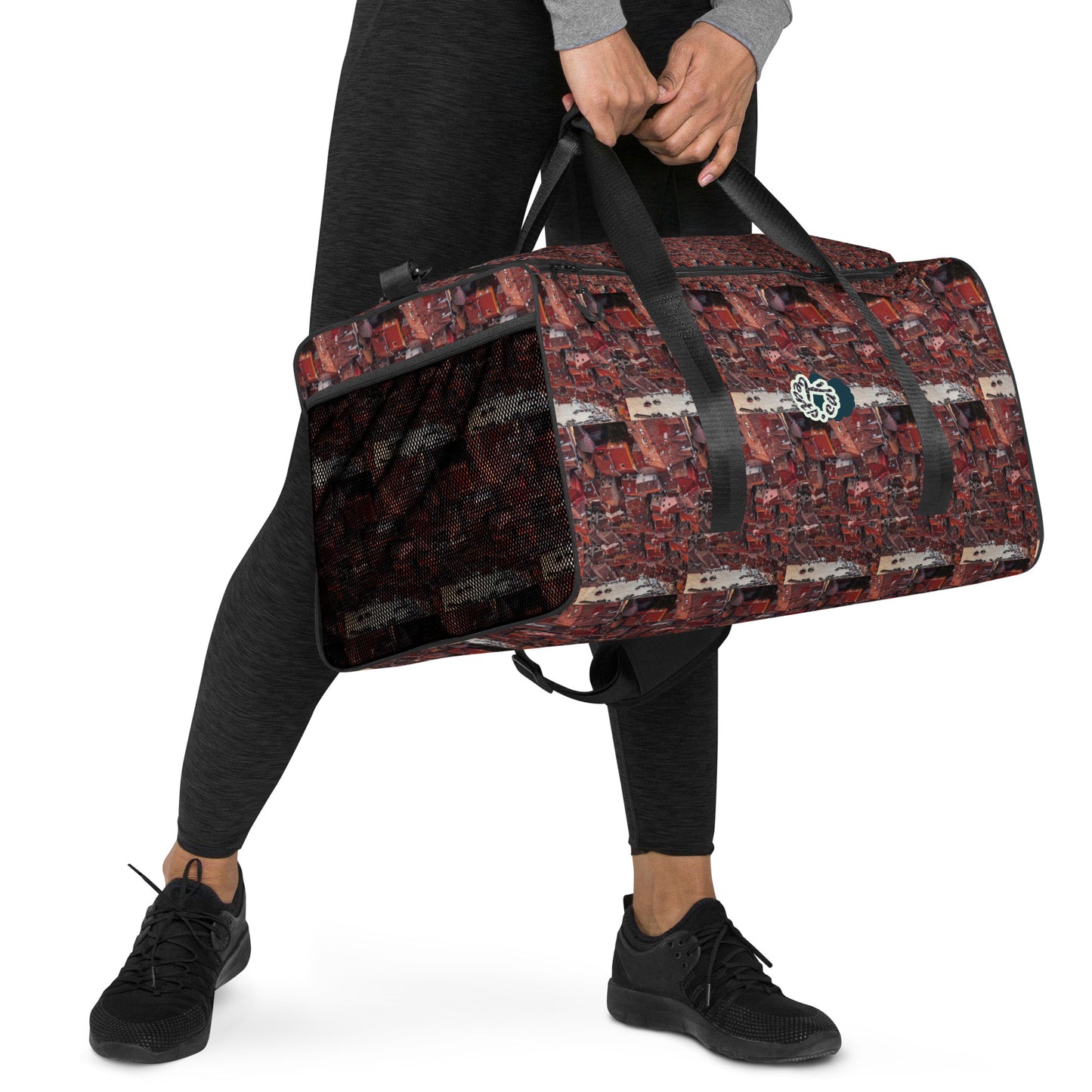 'beats.cali' Duffle Bag as the art-inspired spacious duffle bag has you covered in style and functionality for every occasion. The bag’s shoulder strap is adjustable and removable. Its dual padded handles with Velcro fastening ensures easy carrying. Contents do stay organized and safe with its multiple inside pockets.