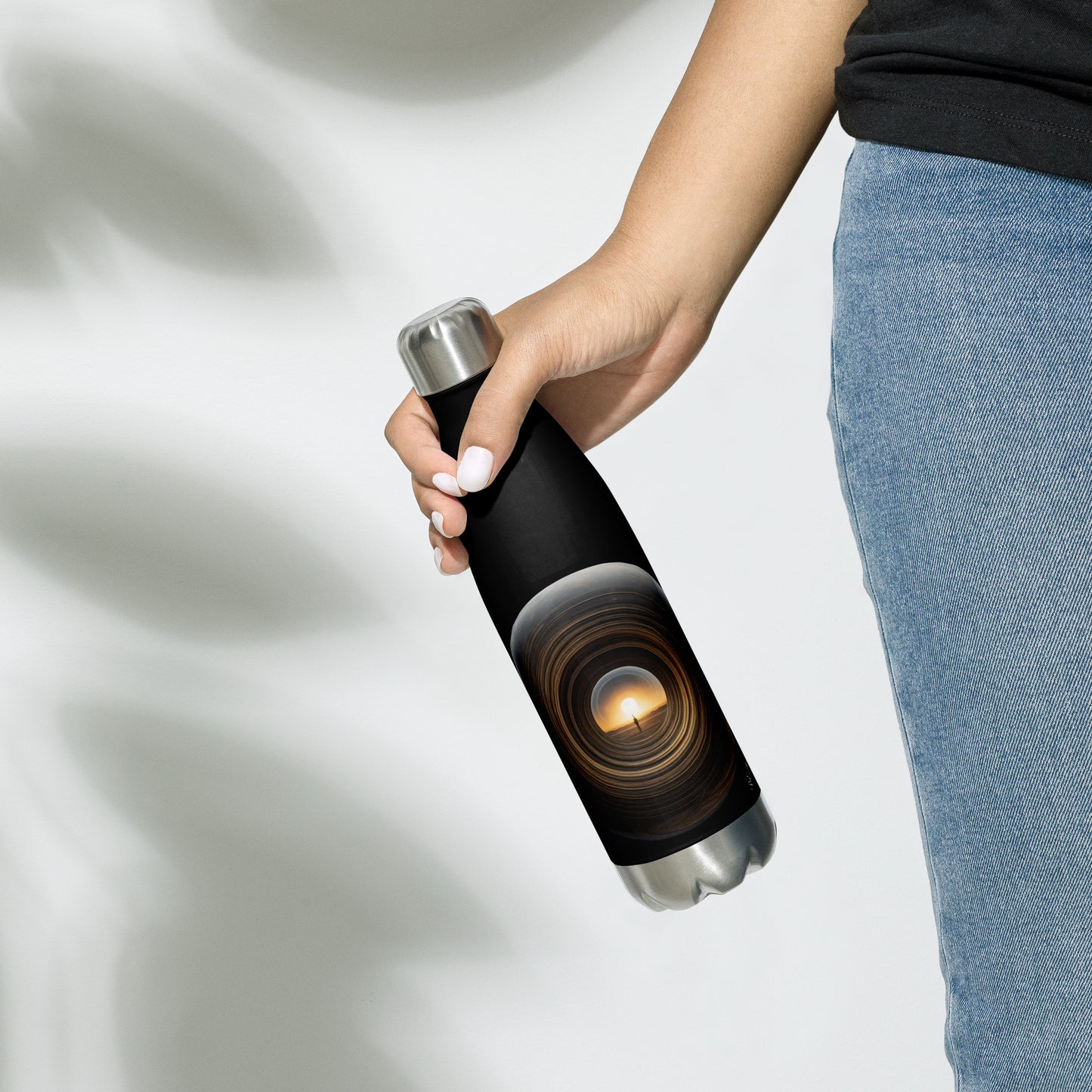 This beats.cali 17-ounce, double-walled stainless steel water bottle is ideal for your daily activities. It will maintain the temperature of your beverage, hot or cold, for hours. Additionally, it has an odour- and leak-proof cap. Place it in your car's cup holder on your way to work, bring it along on hikes, or pack it in your bag for whenever you're thirsty.