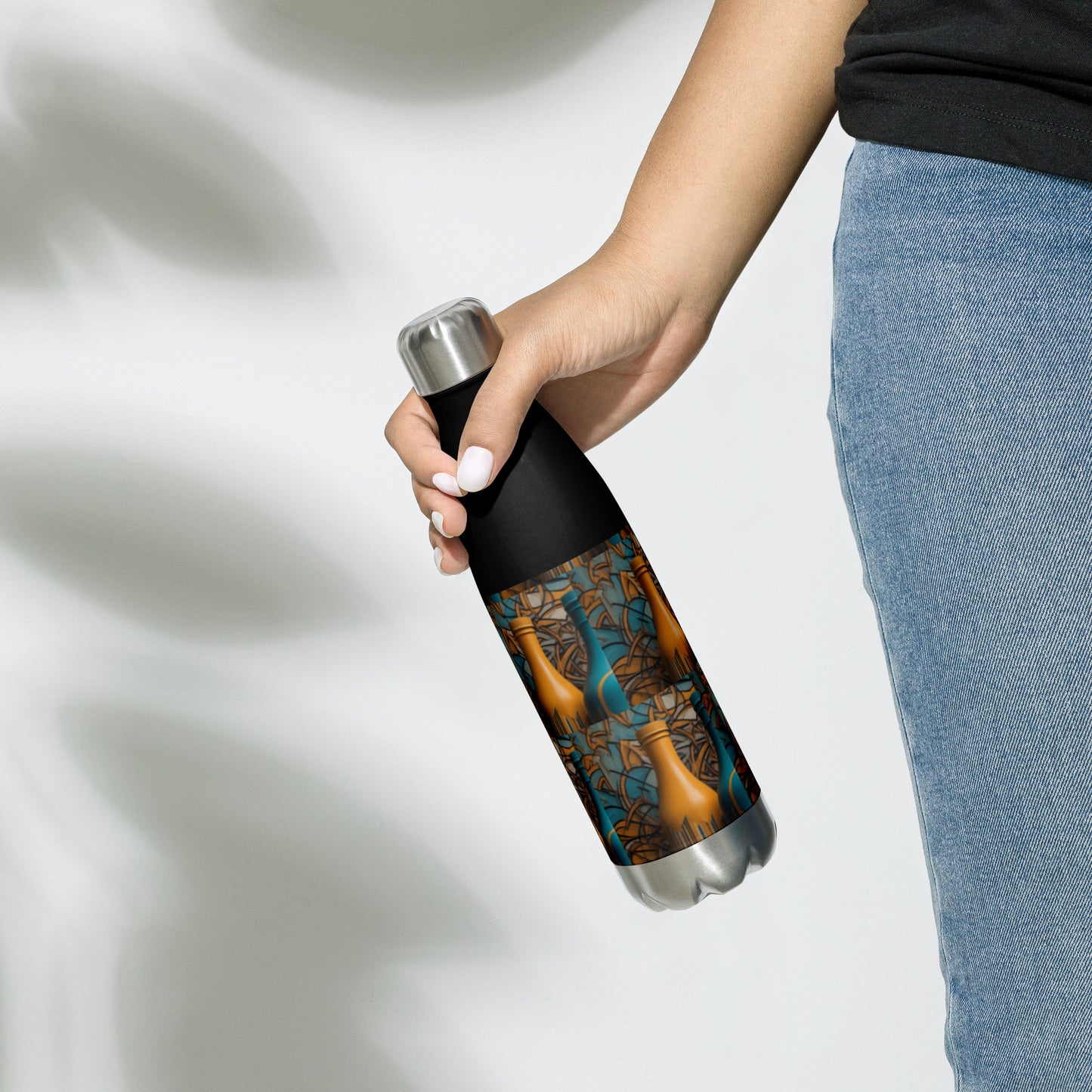 This beats.cali 17-ounce, double-walled stainless steel water bottle is ideal for your daily activities. It will maintain the temperature of your beverage, hot or cold, for hours. Additionally, it has an odour- and leak-proof cap. Place it in your car's cup holder on your way to work, bring it along on hikes, or pack it in your bag for whenever you're thirsty.