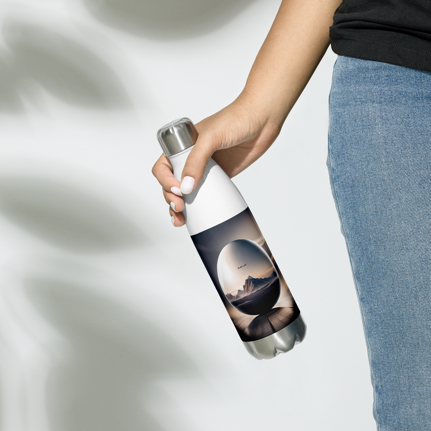 Stay refreshed and hydrated throughout your day with the Beats.Cali stainless steel water bottle, whether you're commuting, hiking, or simply on the move. Crafted with high-grade stainless steel and featuring a double-walled design, this water bottle keeps your beverages hot or cold for hours. Its odourless and leak-proof cap ensures worry-free use on the go.