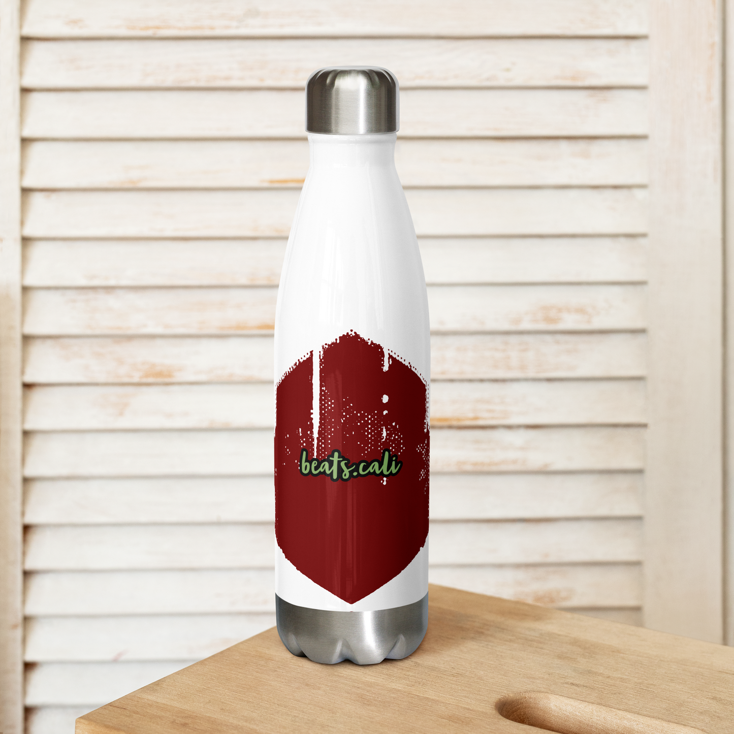 Stay refreshed and hydrated throughout your day with the Beats.Cali stainless steel water bottle, whether you're commuting, hiking, or simply on the move. Crafted with high-grade stainless steel and featuring a double-walled design, this water bottle keeps your beverages hot or cold for hours. Its odourless and leak-proof cap ensures worry-free use on the go.