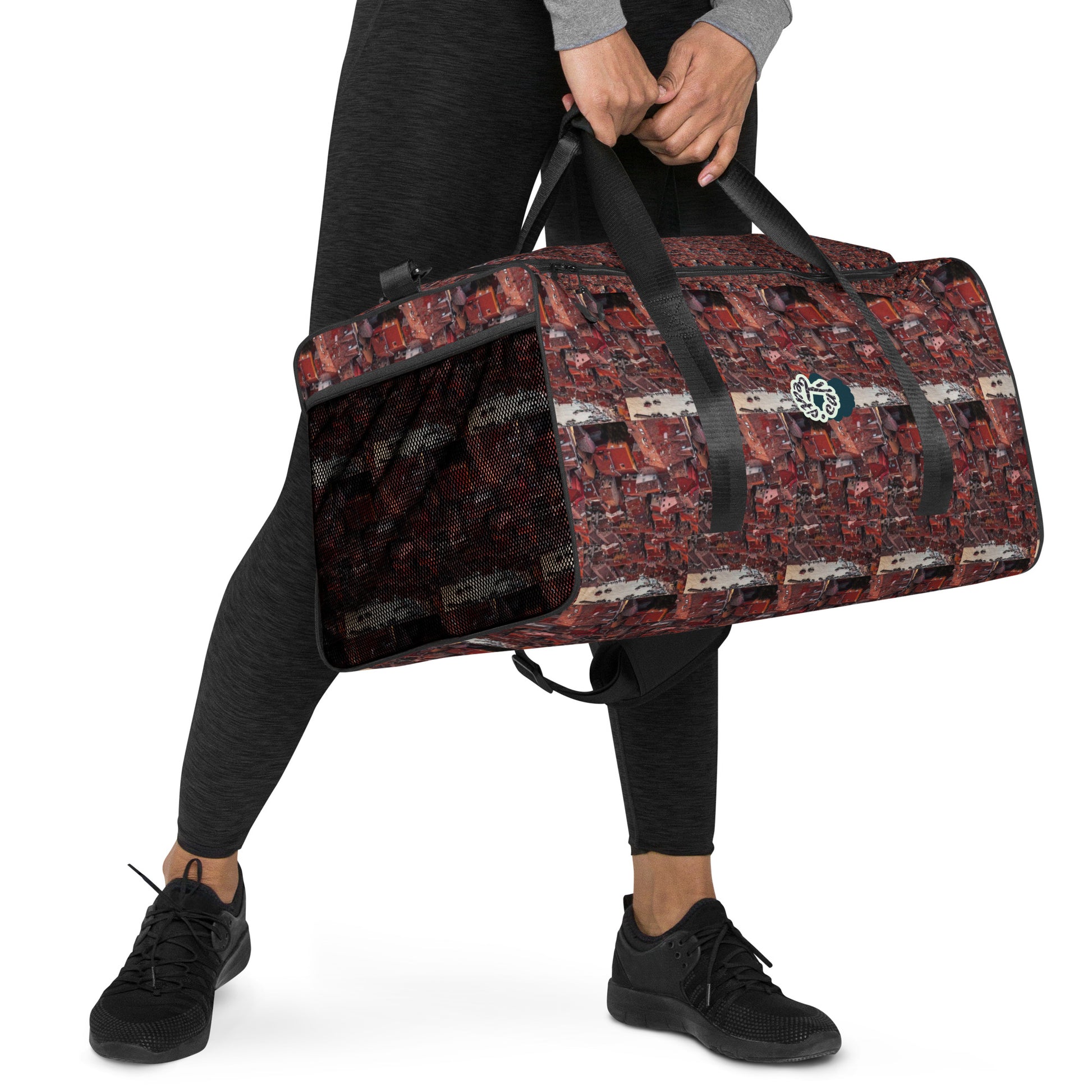 'beats.cali' Duffle Bag as the art-inspired spacious duffle bag has you covered in style and functionality for every occasion. The bag’s shoulder strap is adjustable and removable. Its dual padded handles with Velcro fastening ensures easy carrying. Contents do stay organized and safe with its multiple inside pockets.