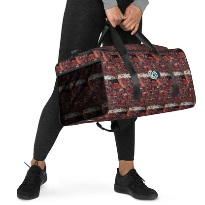 'beats.cali' Duffle Bag as the art-inspired spacious duffle bag has you covered in style and functionality for every occasion. The bag’s shoulder strap is adjustable and removable. Its dual padded handles with Velcro fastening ensures easy carrying. Contents do stay organized and safe with its multiple inside pockets.