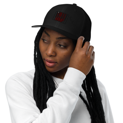 Closed-back trucker cap