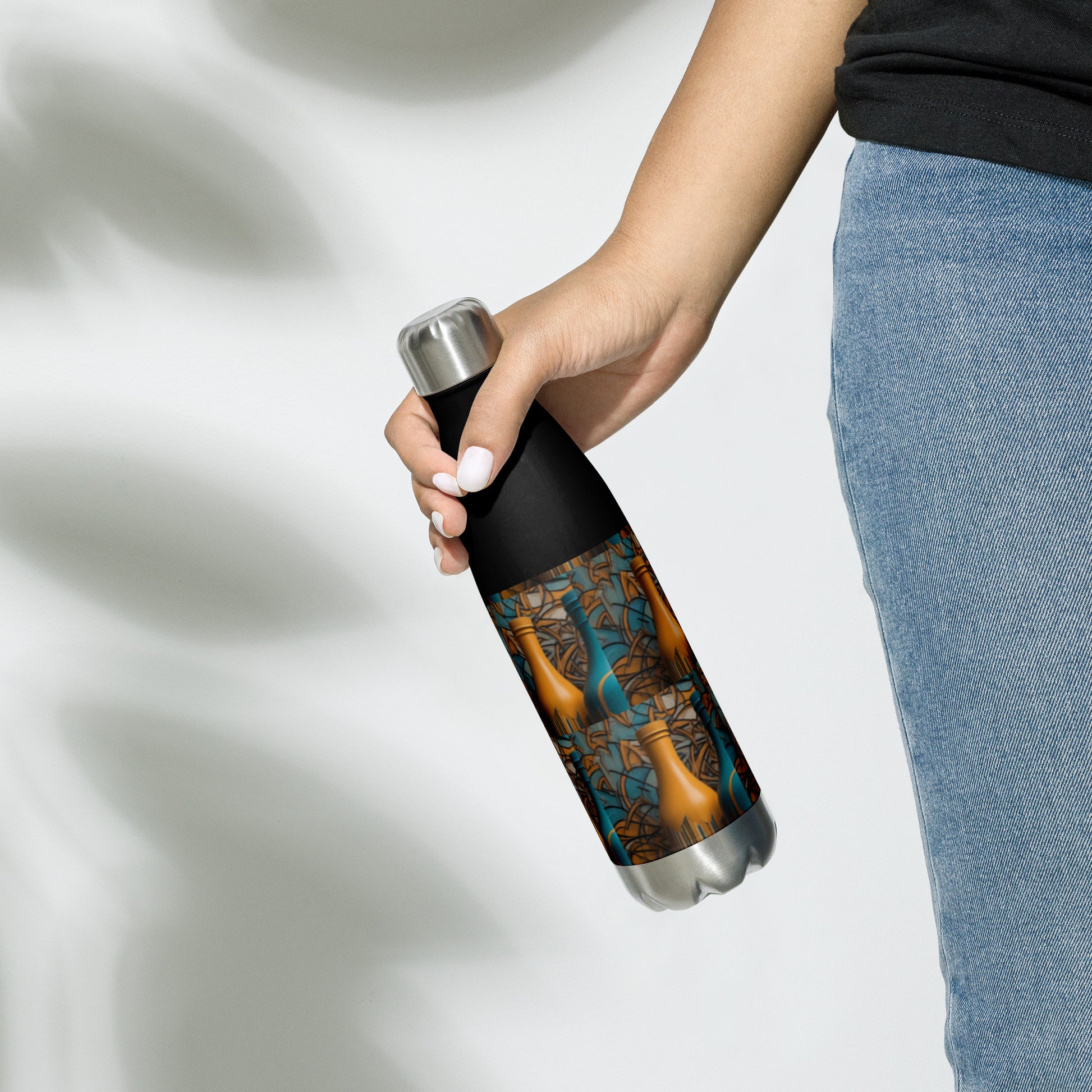 This beats.cali 17-ounce, double-walled stainless steel water bottle is ideal for your daily activities. It will maintain the temperature of your beverage, hot or cold, for hours. Additionally, it has an odour- and leak-proof cap. Place it in your car's cup holder on your way to work, bring it along on hikes, or pack it in your bag for whenever you're thirsty.