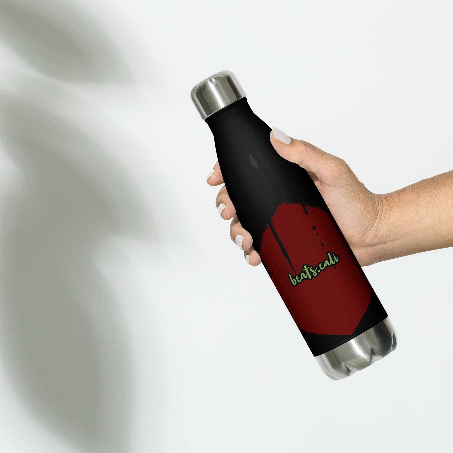  the Beats.Cali 17-ounce stainless steel water bottle, your perfect companion for daily hydration needs. Crafted with high-grade stainless steel and featuring a double-walled design, this bottle keeps your beverages hot or cold for hours. Its odourless and leak-proof cap ensures worry-free use on the go.